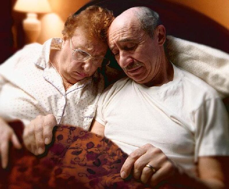 Couple plus âgé au lit