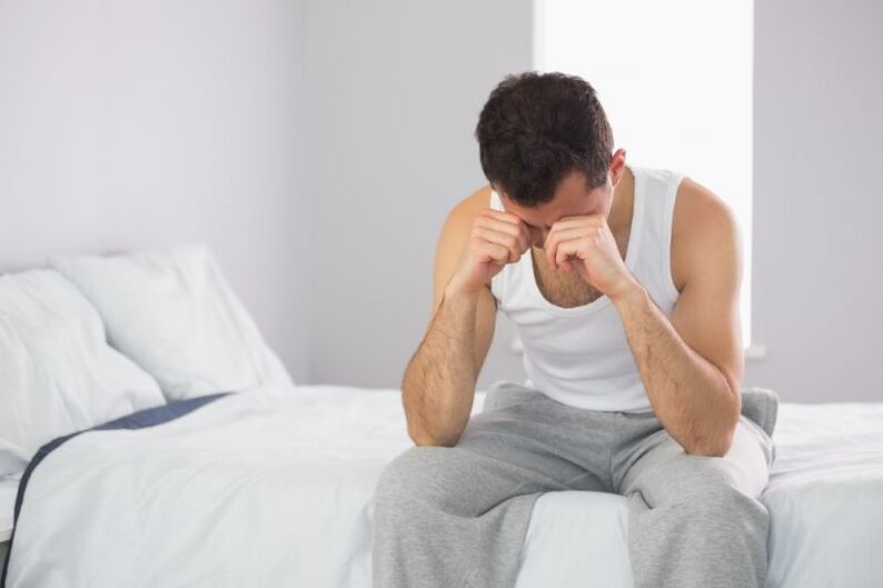 Un homme sur le lit