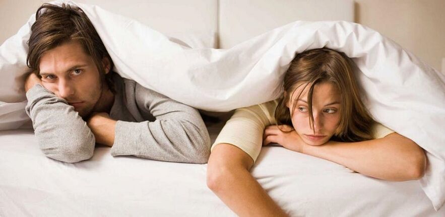 femme et homme en colère avec une faible puissance