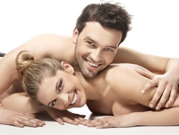 Femme heureuse avec un homme qui n'a aucun problème de puissance