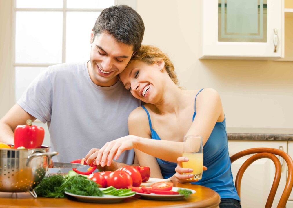 Un couple prépare des légumes pour augmenter la puissance masculine