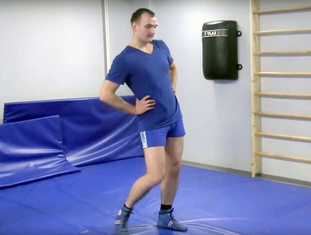 Les rotations pelviennes, qui activent la circulation sanguine, sont un excellent moyen de s’échauffer avant l’exercice.