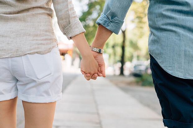 Un homme sans problèmes de puissance tient la main d’une femme