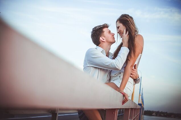 Une femme dans les bras d’un homme doté d’une excellente puissance